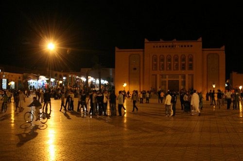 Foto da Praça Al-Mouahidine durante a noite em Ouarzazate