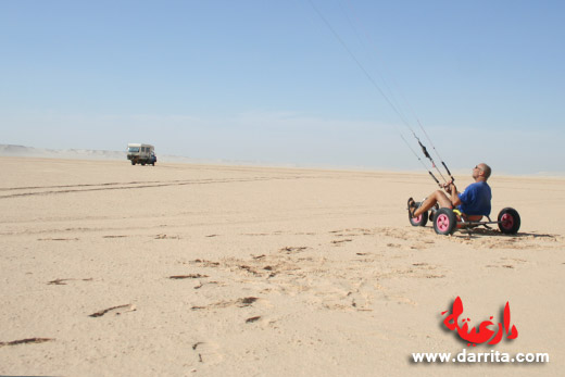 praticante de kite buggy perto de Dakhla, no sul de Marrocos