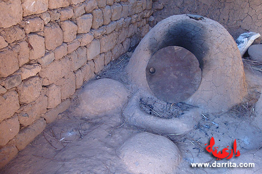 Forno tradicional para fazer pão no bairro de Tassoumaat