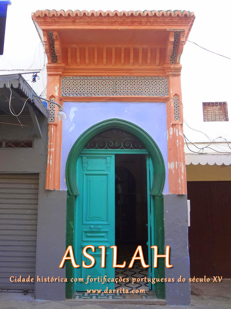 Porta decorada na cidade de Asilah