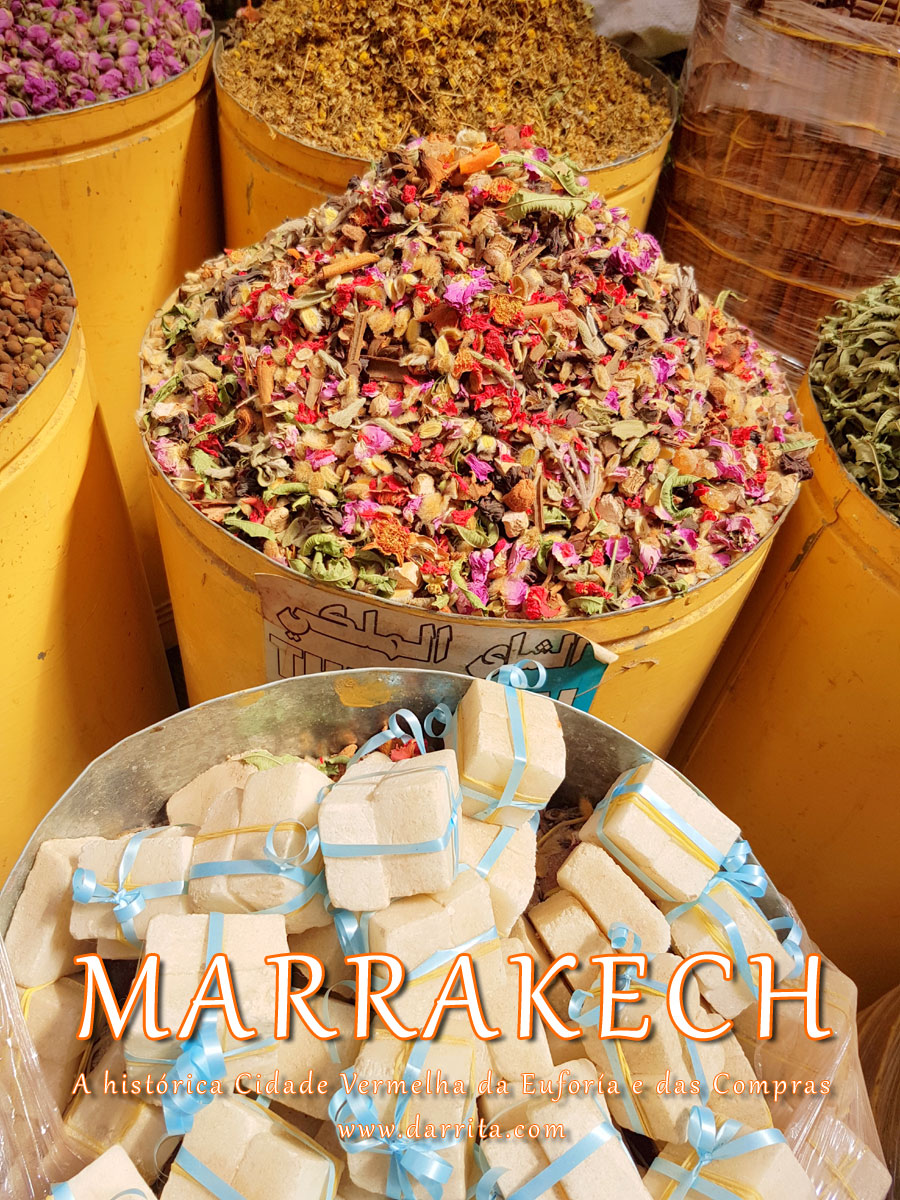 Especiarias à venda nas ruas de Marrakech em Marrocos